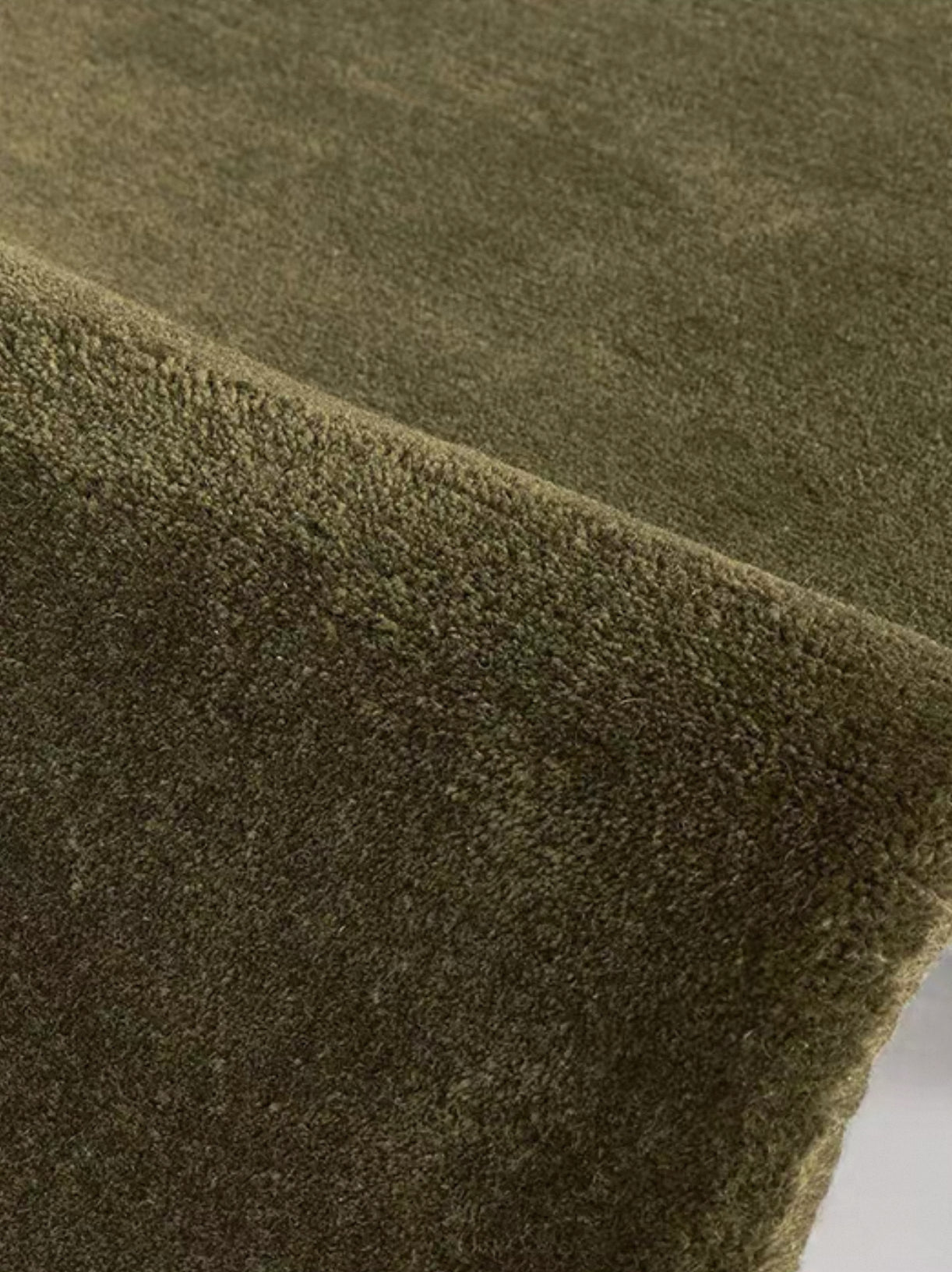 Velvo Minimalist Rug – Olive Moss
