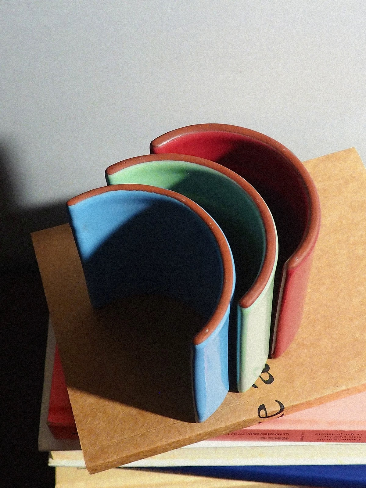 حاملات البخور الخزفية المنحنية