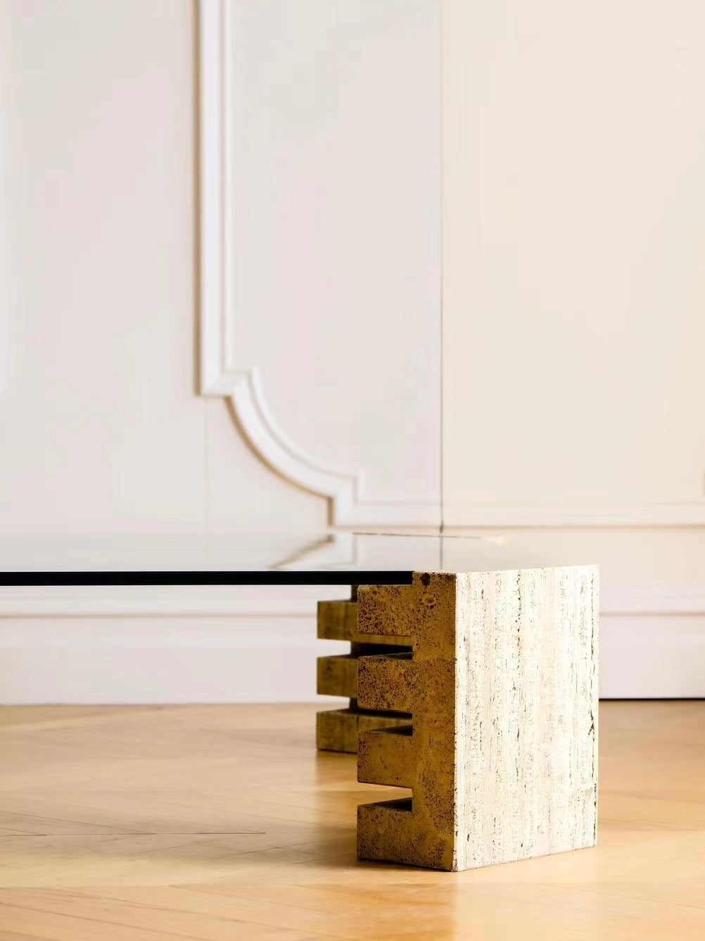 طاولة قهوة من الترافرتين من تصميم سيلفانا بيرتولدي الإيطالية