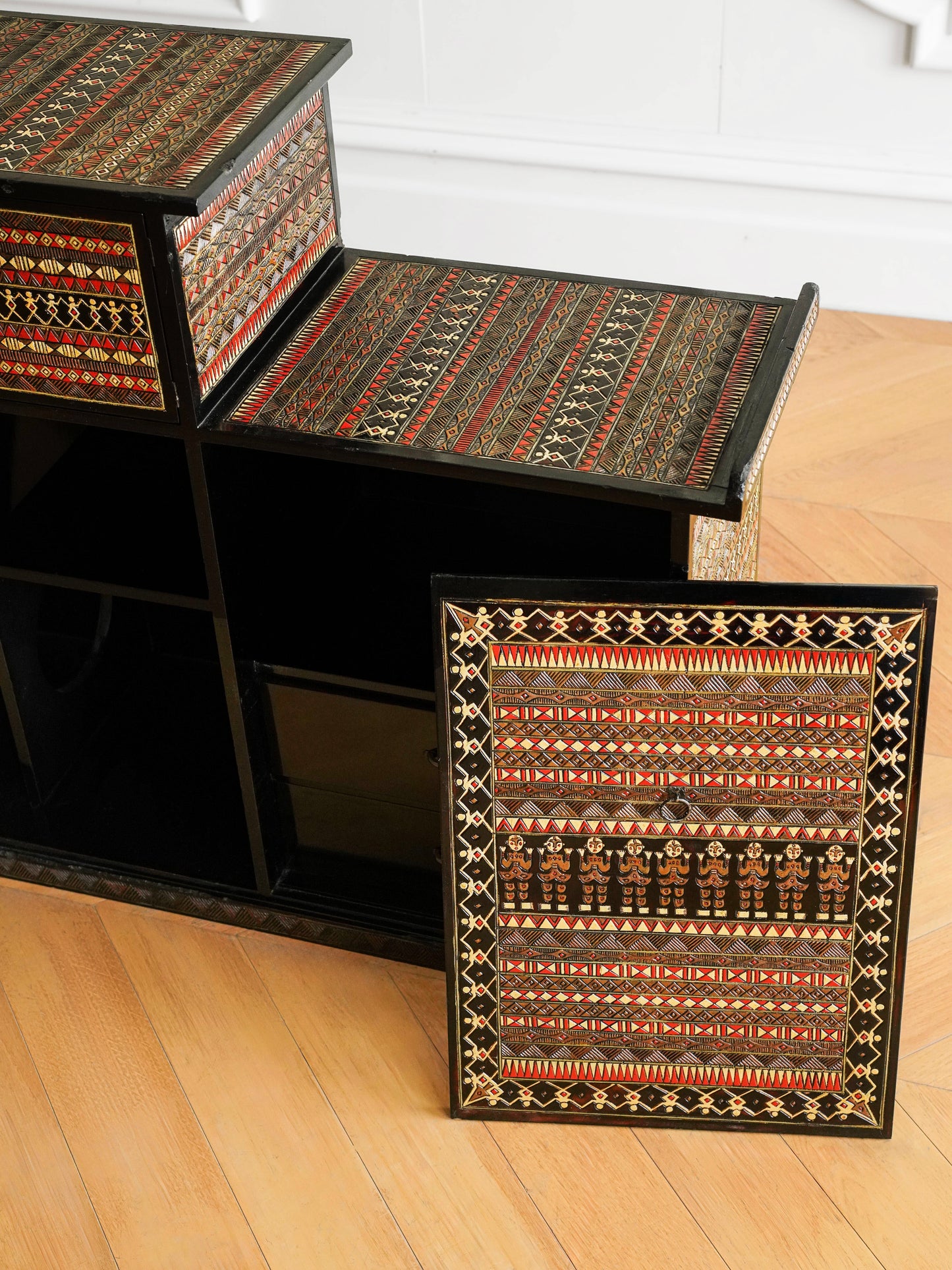 Japanese 20th Century Lacquerware and Wood-carved Tea Stand Cabinet