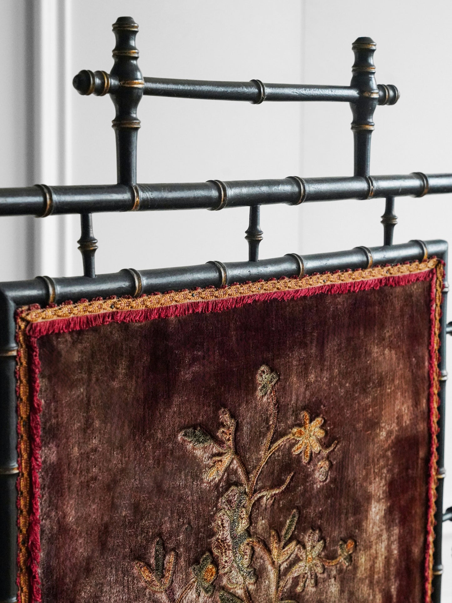 Woodcarving Imitation Bamboo Velvet Fireplace Screen